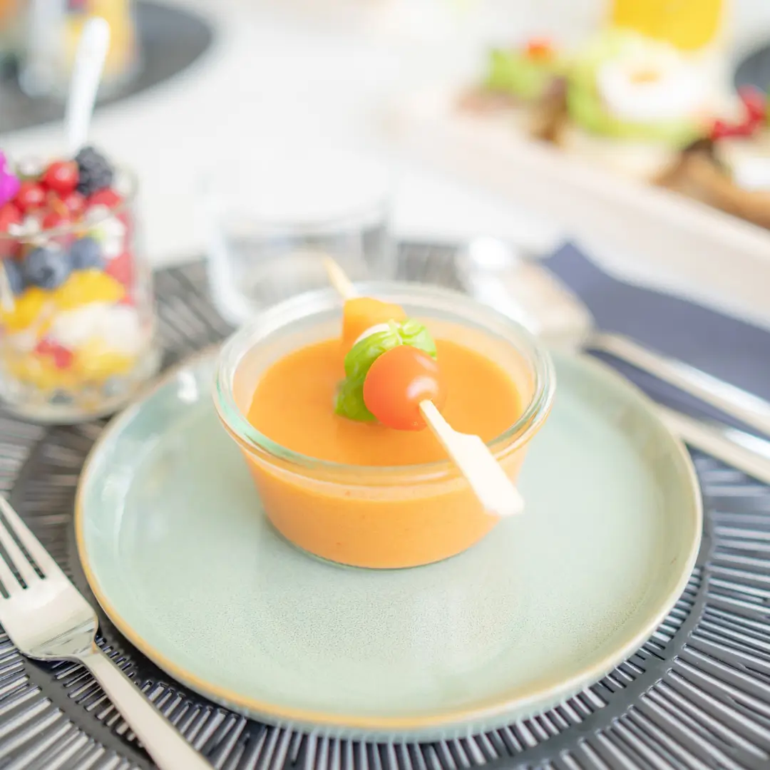 Gedekte eettafel met gezonde snack bij Fort 38